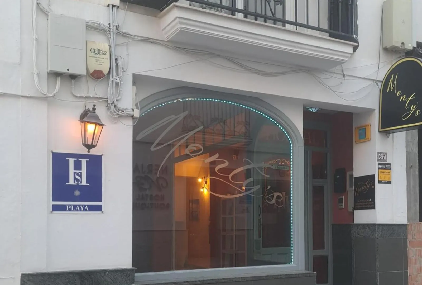 ホステル Hostal Montys ネルハ