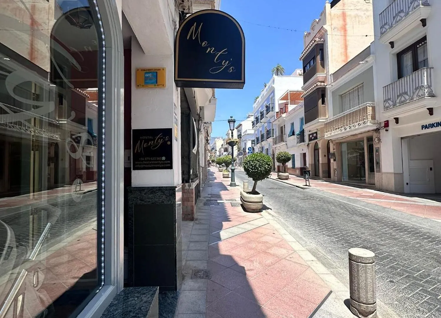 ホステル Hostal Montys ネルハ スペイン