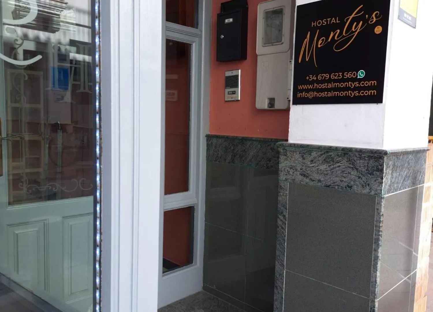 Hostal Montys Nerja Auberge de jeunesse