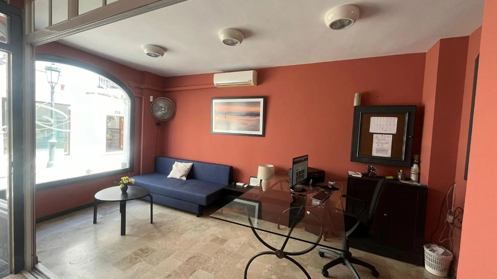 Hostal Montys Nerja Auberge de jeunesse